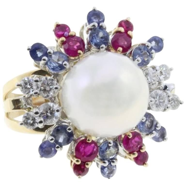 Anello con rubini, zaffiri, diamanti e perle australiane in oro rosa e bianco