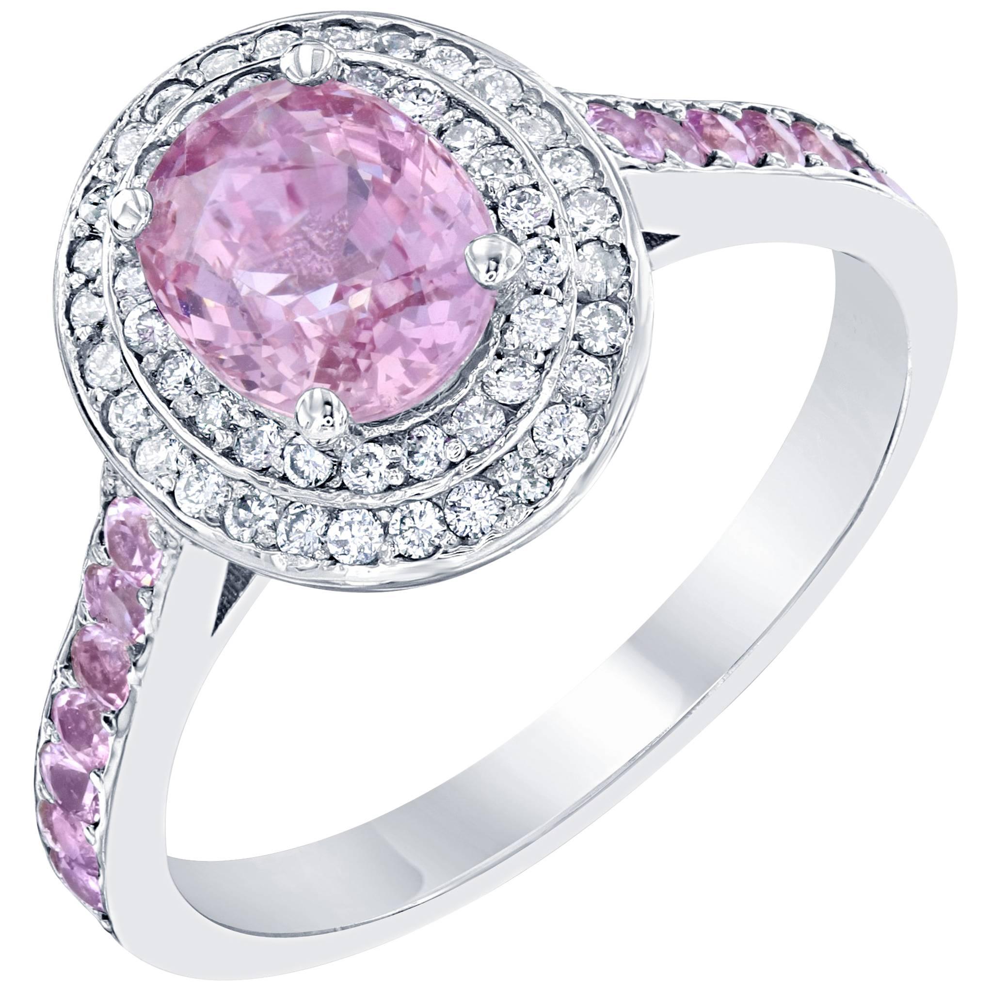 Bague en or blanc 18 carats avec saphir rose de 2,20 carats et diamants