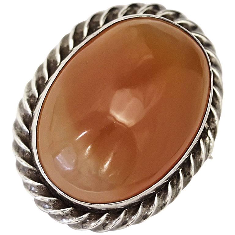 1940s Oval Agate Cabochon Set into a Sterling Silver Roped Shaped Bezel Brooch For Sale