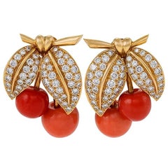 Van Cleef & Arpels Paris 1990 Boucles d'oreilles en or et corail avec diamants