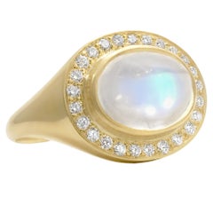 Kothari, un anello unico nel suo genere, con pietra lunare ovale arcobaleno e diamante bianco.