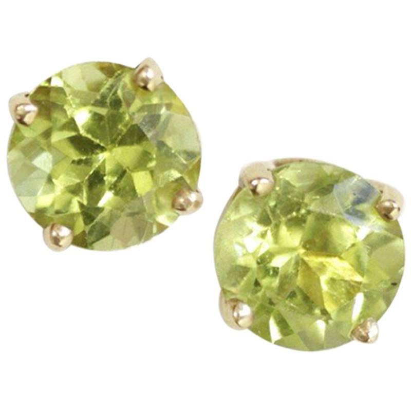 Vintage Peridot single stone stud earrings in 14k yellow gold prong set earring mounts with 6mm Peridot stone

Weight = 1.14 grams