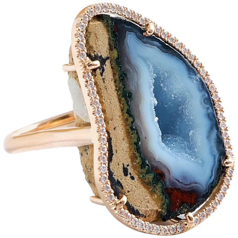 Karolin's ever beautiful 'Rocky' ring is featuring the colors of crystalline grains of sand being 'caressed' by the sun and touched by the clear sea and blue sky.
This landscape is surrounded by 0.36 ct white diamonds that catch the light
