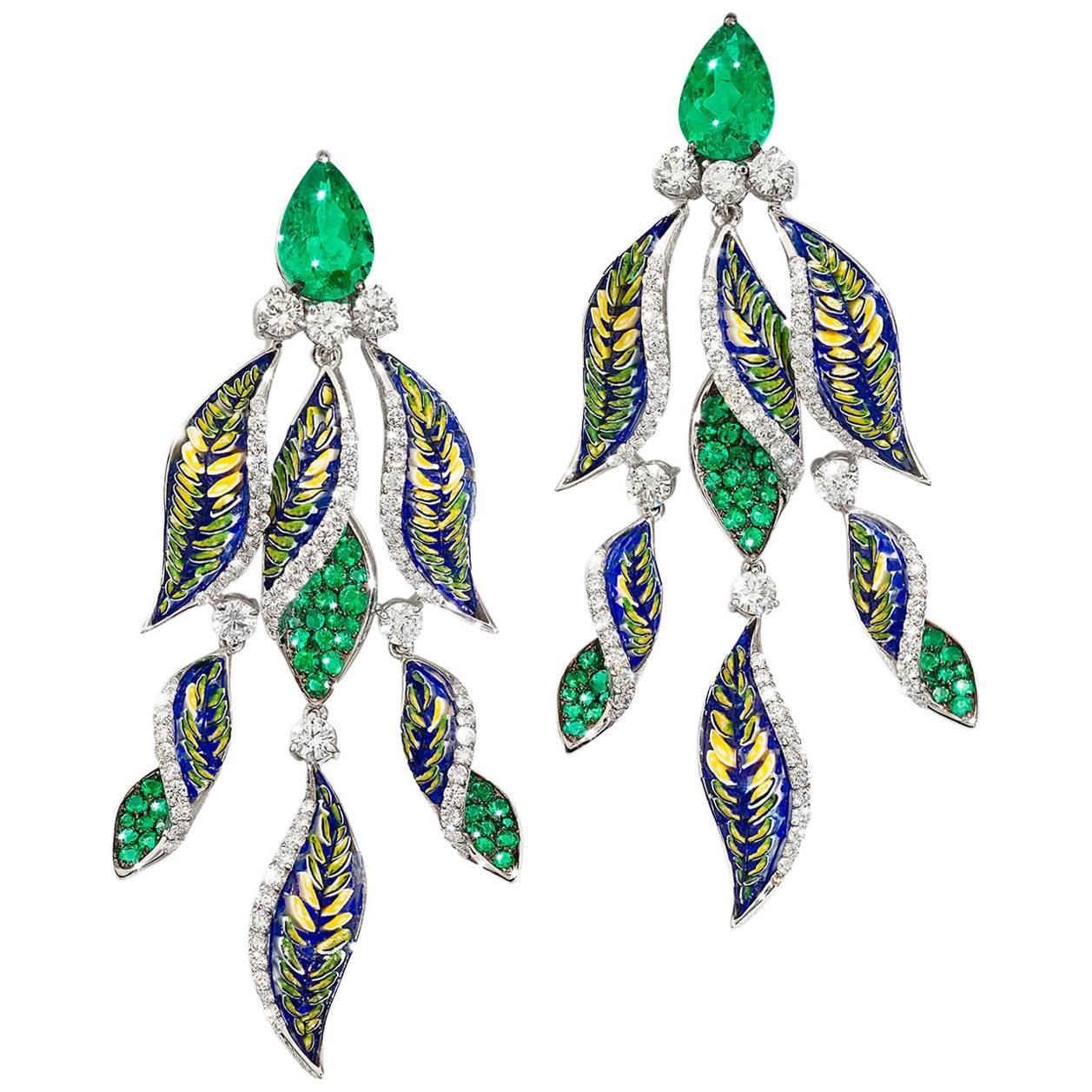 Ohrringe aus Weißgold mit weißen Diamanten im Birnenschliff und Smaragden, dekoriert mit Nanomosaik  im Angebot