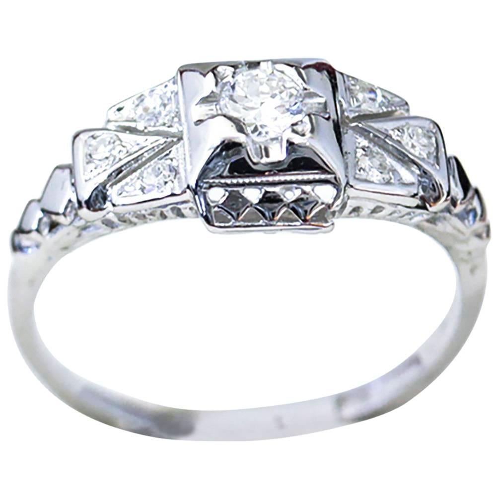 Art Deco Diamond and White Gold Filigree Engagement Ring For Sale