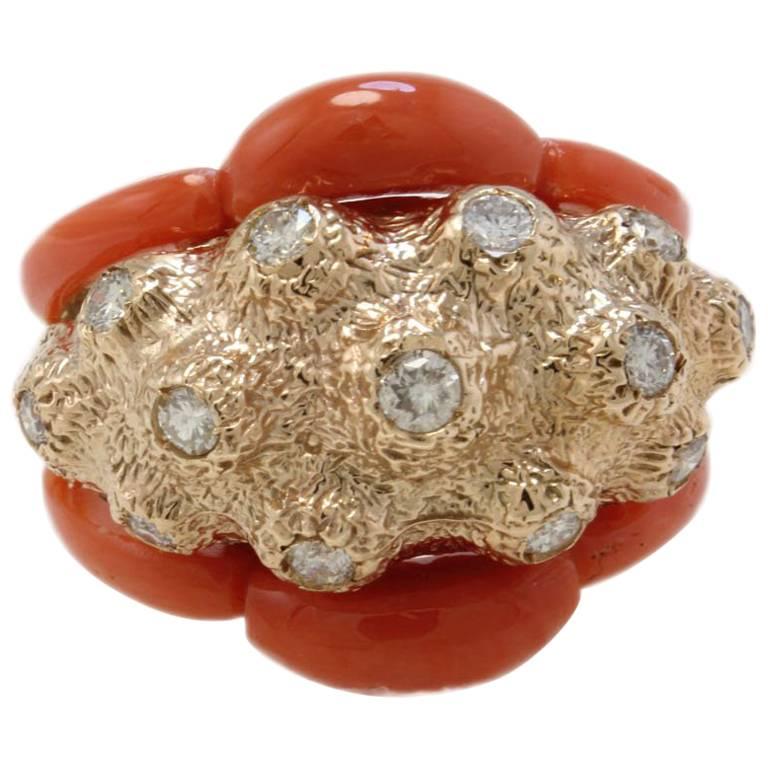 Bague rétro en or rose avec diamants et dôme en corail en vente