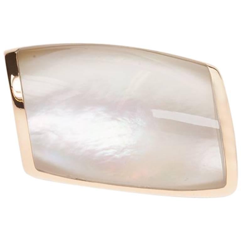 Vhernier 18 Karat Gold "Plateau" Ring with Mother-of-Pearl and Crystal Quartz For Sale