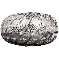 18 Karat Gold and Diamonds Ring Signed Dior with 2 Carat Diamonds