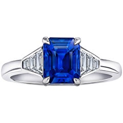 3.01 Karat Platinring mit blauem Saphir im Smaragdschliff und Diamant