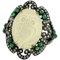 Bague camée hibou avec diamants et émeraudes