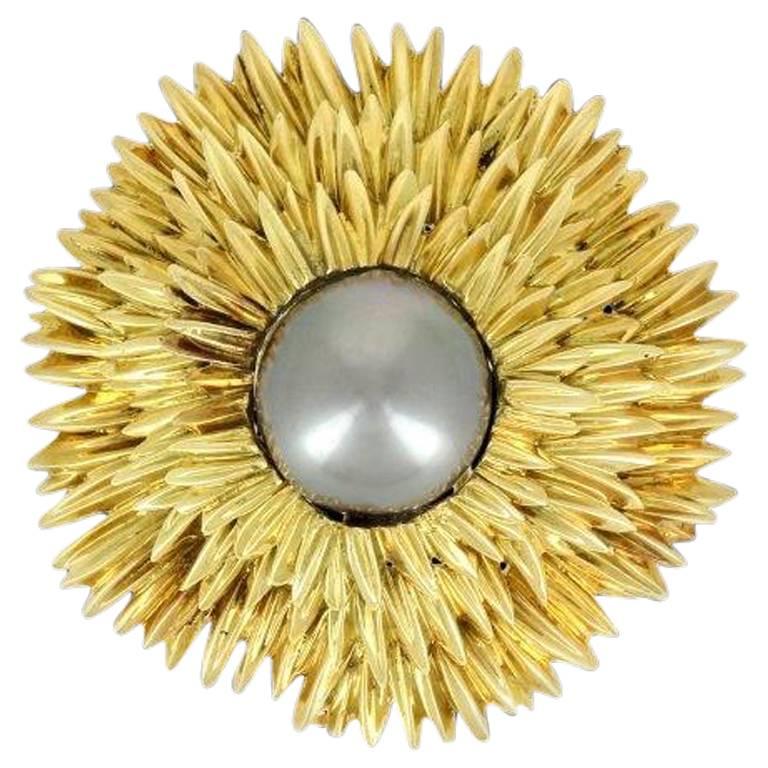 Van Cleef & Arpels 1960s Brooch-Pendant in Yellow Gold and Pearl