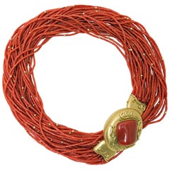 Corail rouge naturel des années 1970  Collier de longueur opéra en or