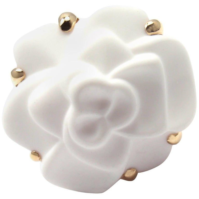 Chanel Camelia Camellia Medium White Agate Flower Yellow Gold Ring at ...