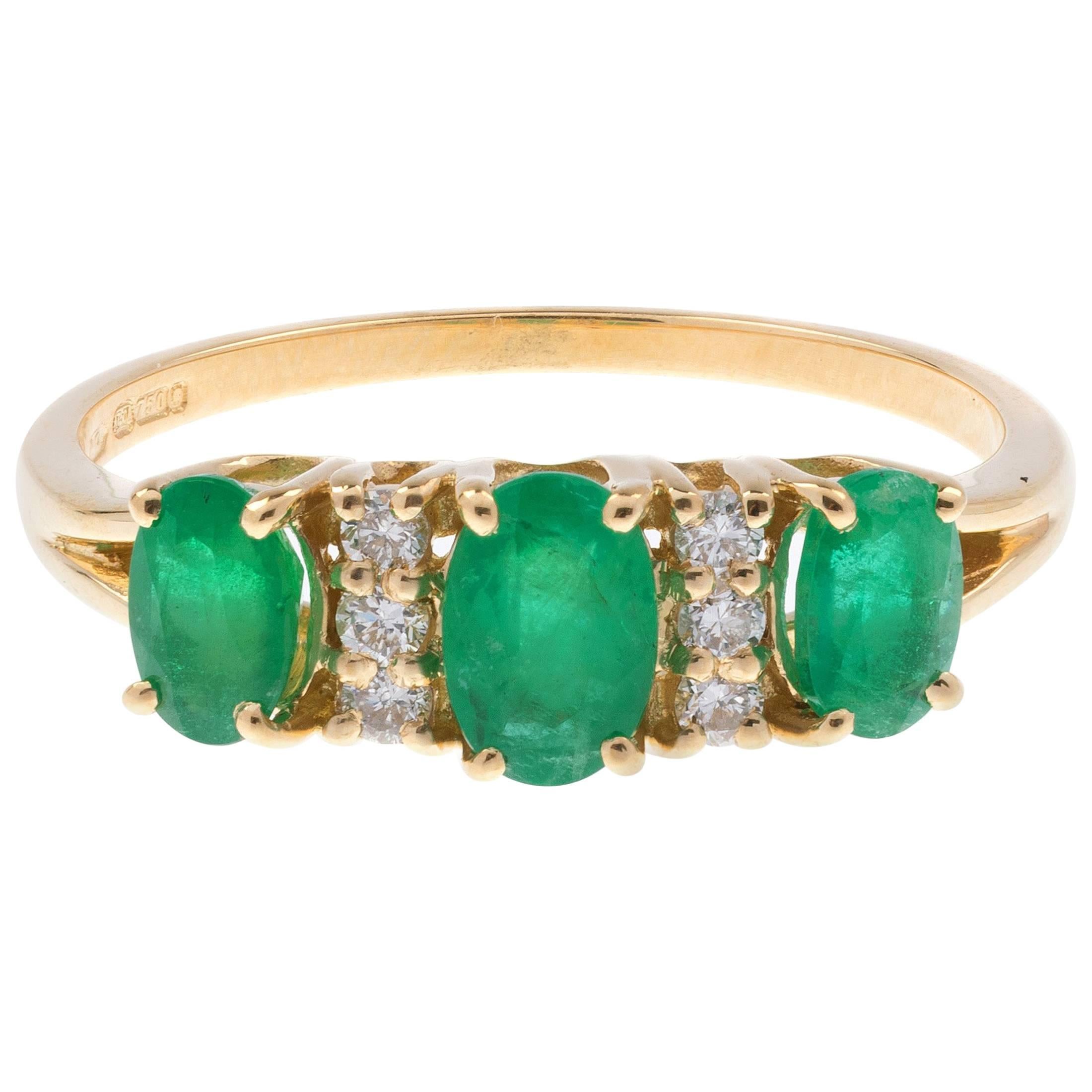 18 Carat Yellow Gold 1.05 Carat Emerald and Diamond Dress Ring For Sale