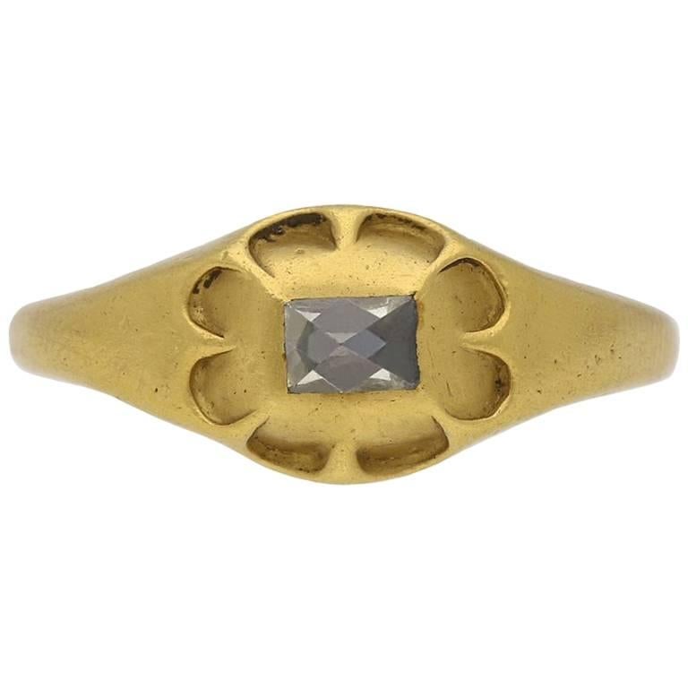 Bague solitaire en diamant ancien. Sertie au centre d'un diamant rectangulaire taillé en pointe dans une monture à chaton fermée d'un poids approximatif de 0,50 carat, dans un motif octofoil avec quatre paires de cuspides arquées, flanquées