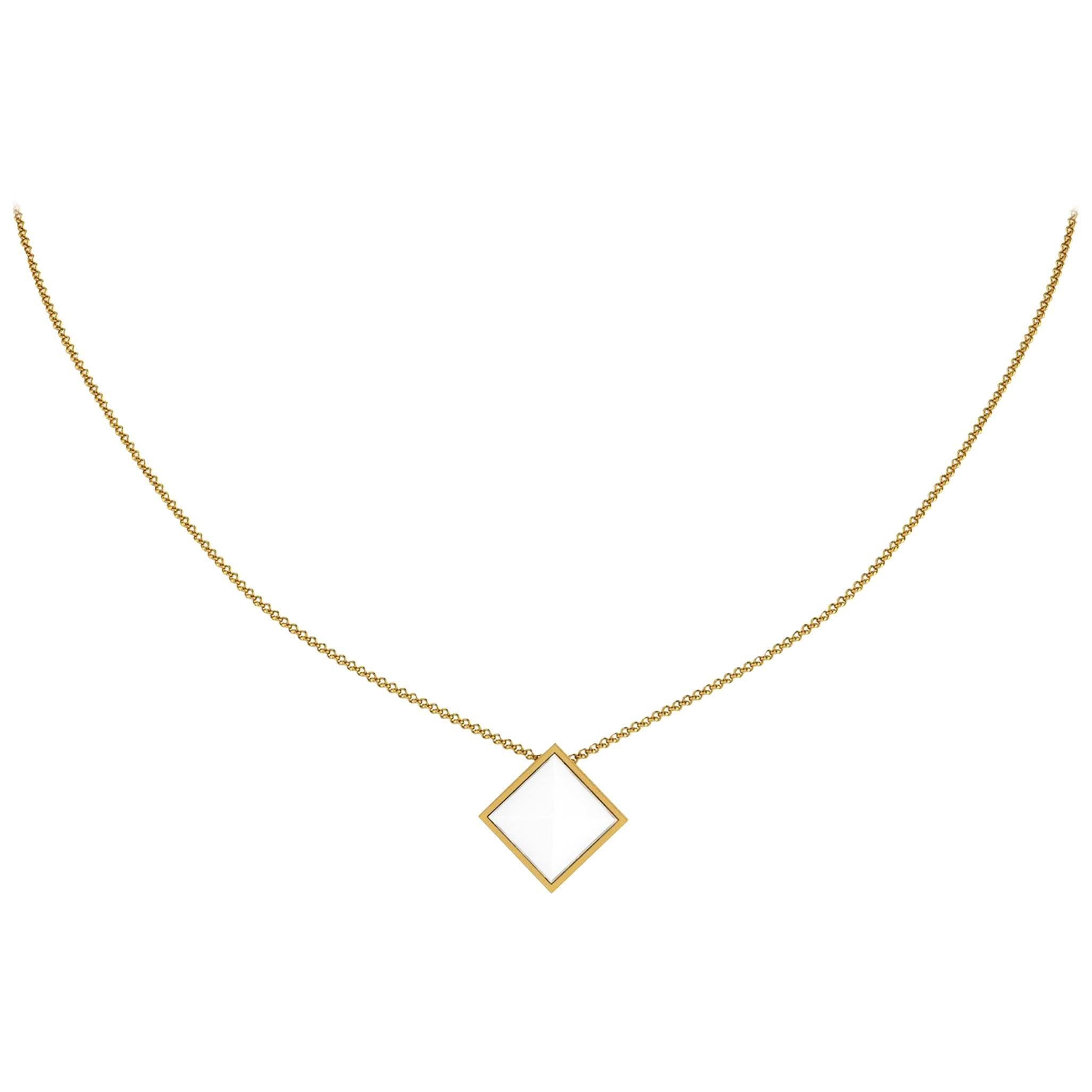 Weißer Achat Pyramiden-Halskette mit Anhänger aus 18 Karat Gelbgold im Angebot