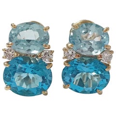 Boucles d'oreilles Gum Drop de taille moyenne avec topaze bleue bicolore et diamants