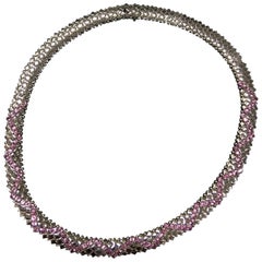 Collier raffiné en or blanc 18 carats avec saphirs roses