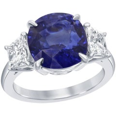 Bague de fiançailles à trois pierres de 6,15 carats, saphir bleu taillé en coussin et diamant