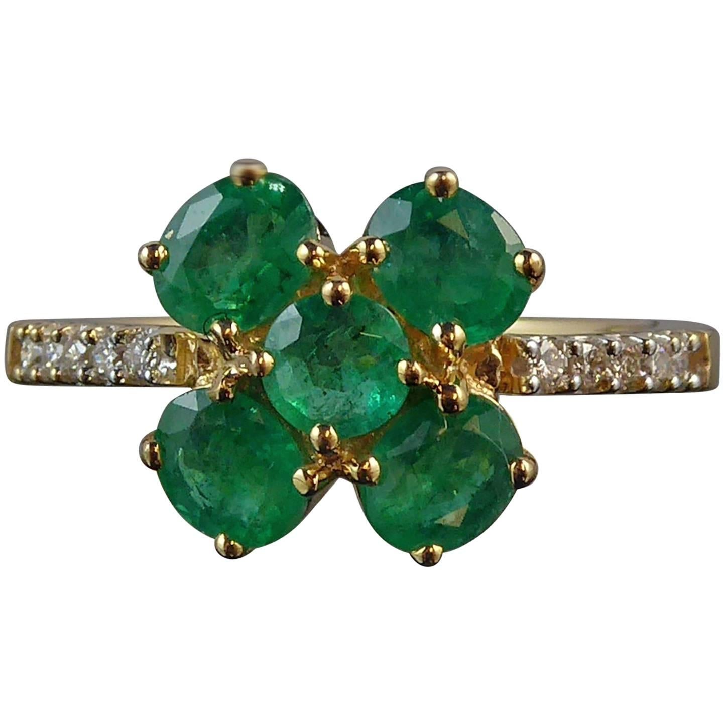 1980s Vintage Emerald Diamond Cluster Ring, 18 Carat Gold, Diamonds Shoulders