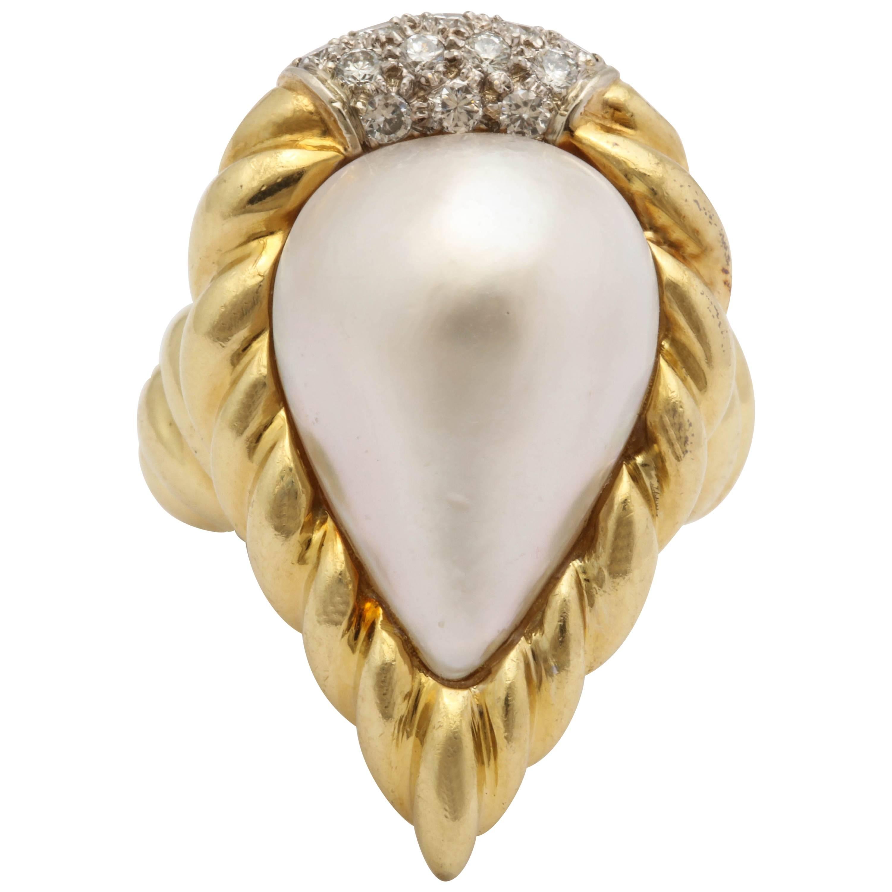 R.Stone 1980s Pear Shaped Pearl with Diamonds Ridged Gold Design Cocktail Ring For Sale