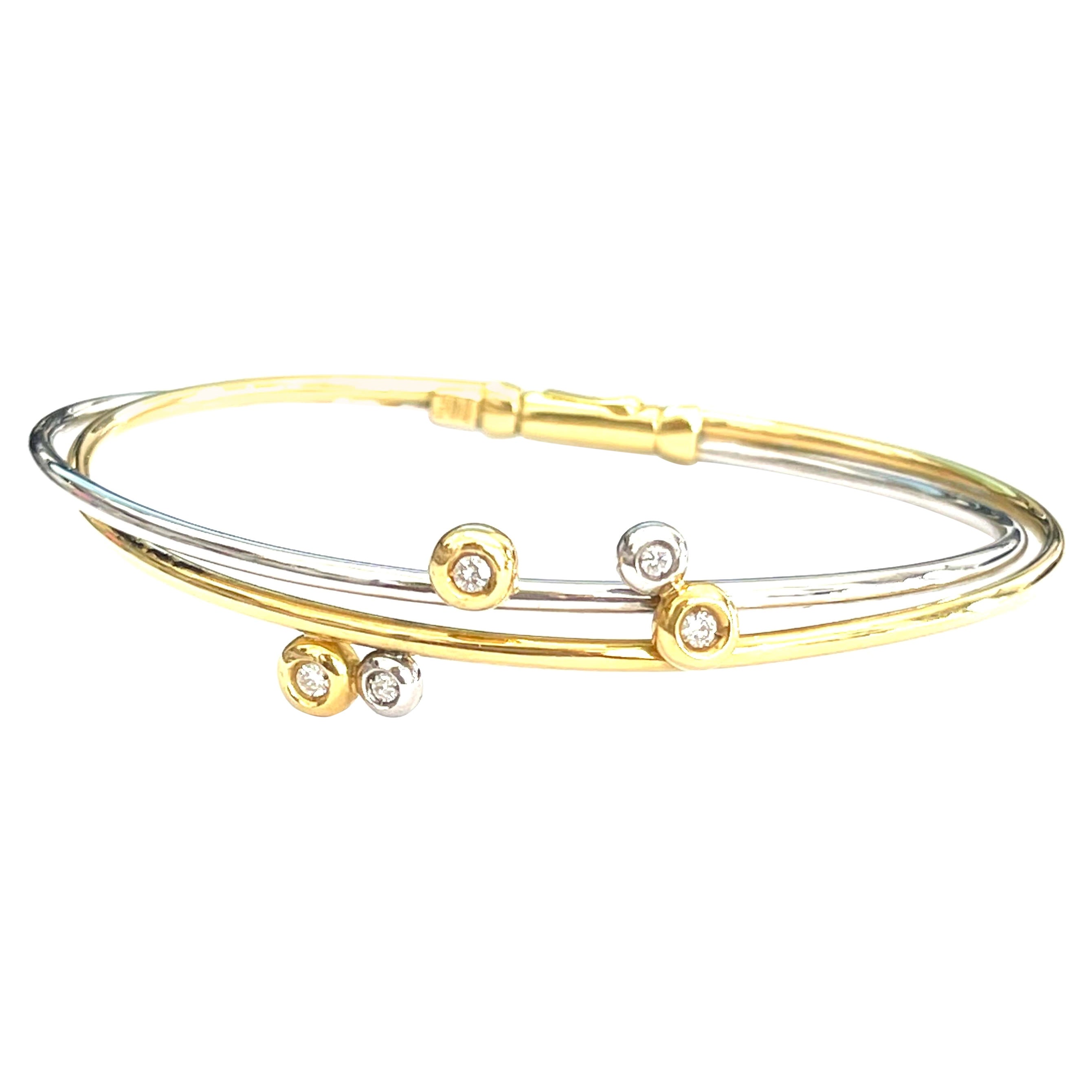 Bracelet jonc souple blanc et jaune orné de diamants en vente