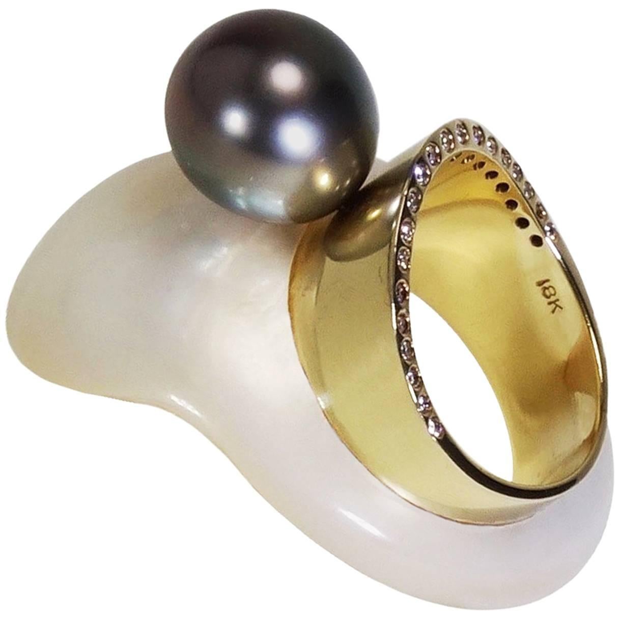 18 Karat Gold and Diamonds Shell Ring with Tahitian Pearl For Sale