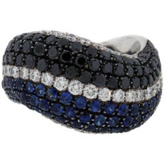 Bague à anneau incurvée en or 18 carats, saphirs bleus, diamants noirs et blancs