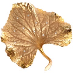 Broche en or en forme de feuille de violette