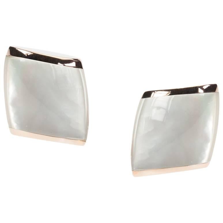 Vhernier 18 Karat Gold Small "Plateau" Ear Clips in Mother-of-Pearl and Quartz For Sale