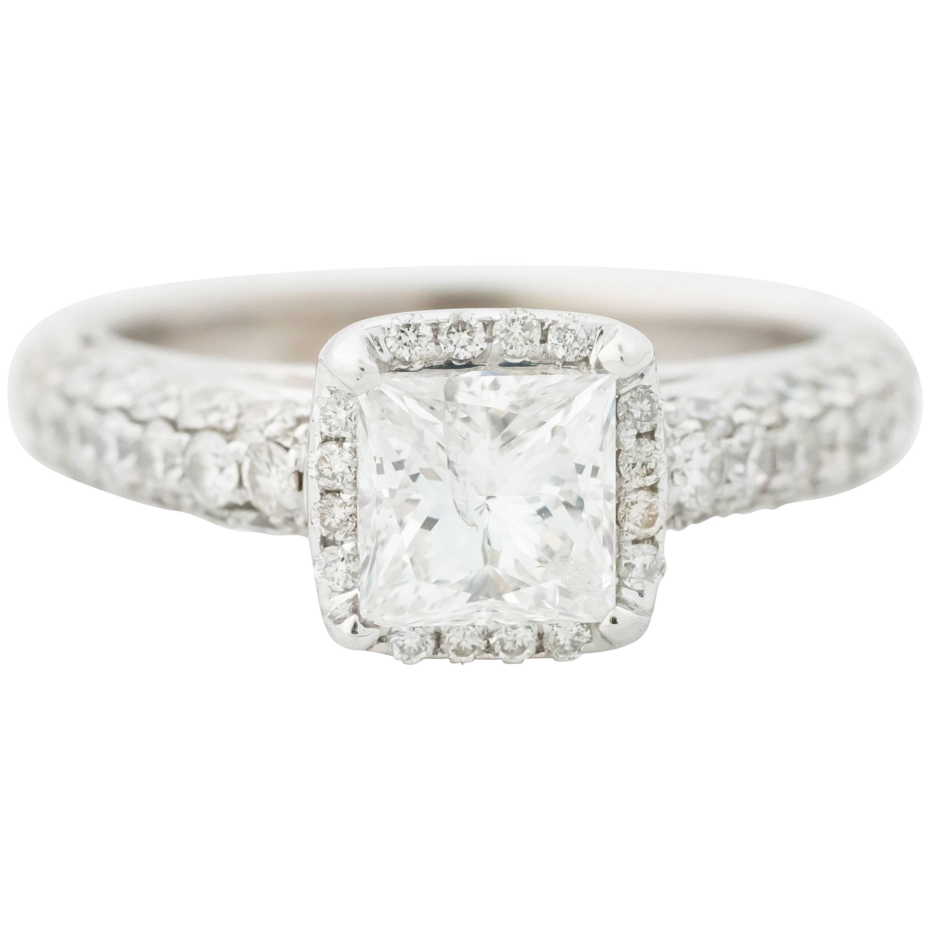 Bague de fiançailles en or blanc 14 carats avec halo de diamants taille princesse de 1,00 carat en vente