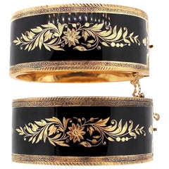 Paire de bracelets de deuil victoriens anciens en or émaillé noir de style victorien