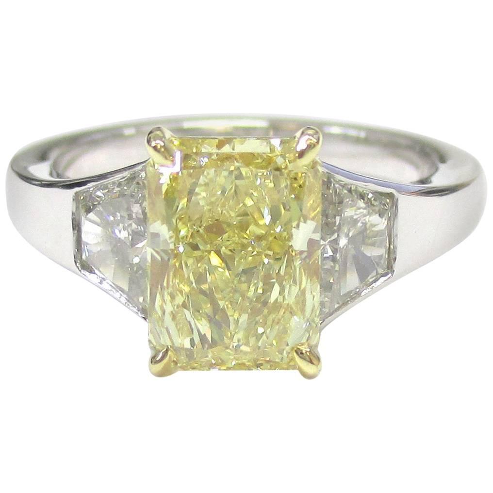 Canary Diamond 2.12 Carat FLY+ SI1 Three-Stone Engagement Ring For Sale