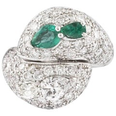 Crossover-Ring mit Diamant und Smaragd