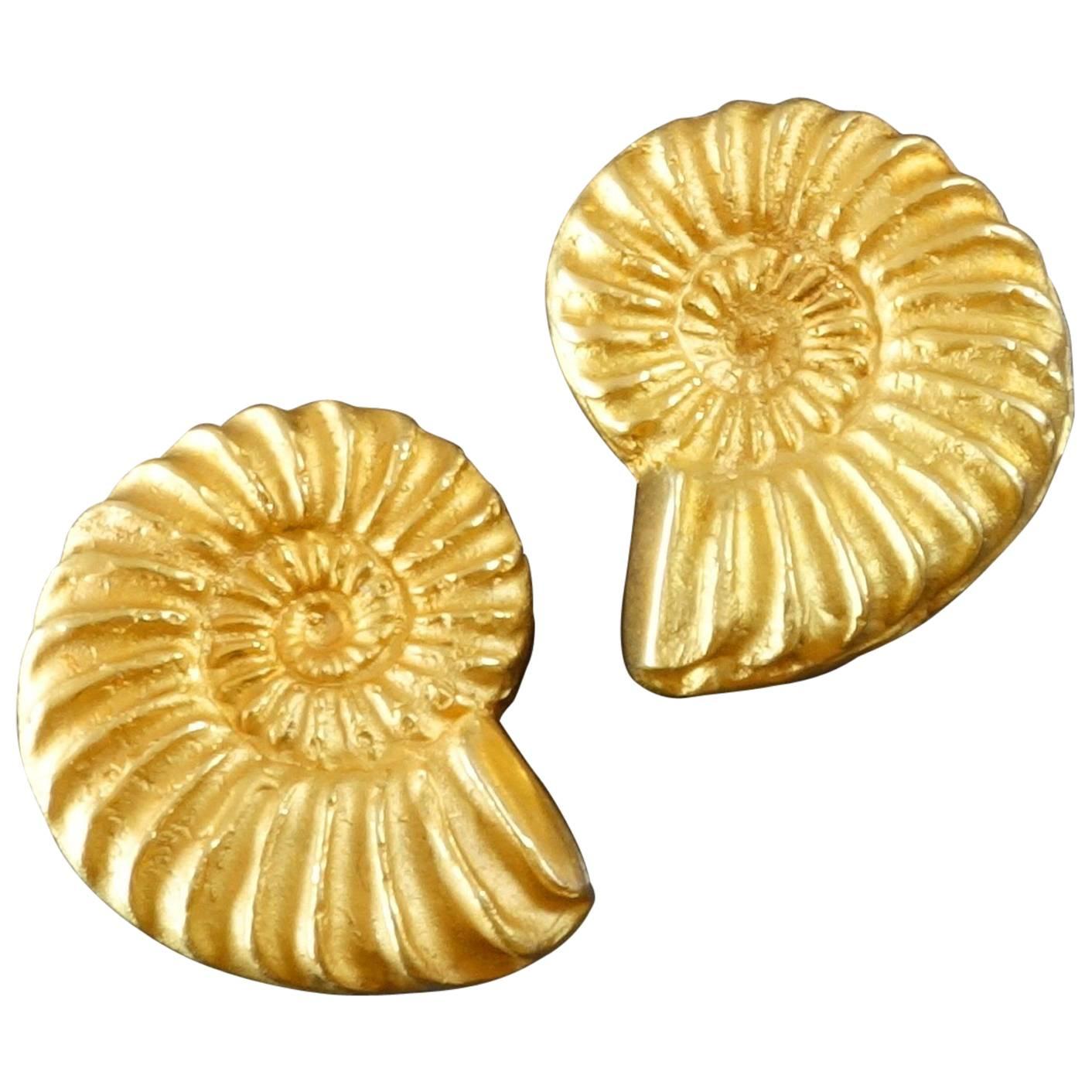 Ehinger-Schwarz A Pair of Modernist Gold Ammonite Shell Clip-on Earrings For Sale