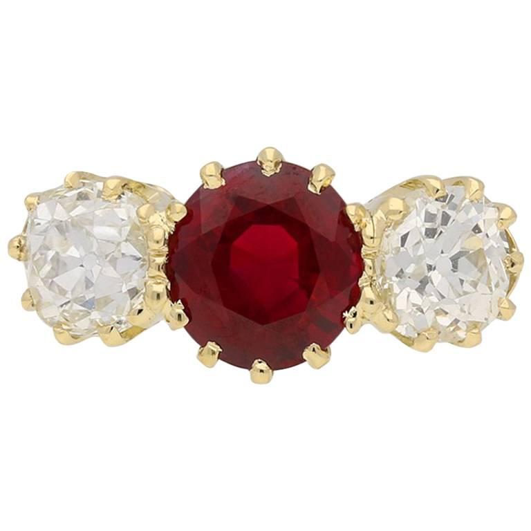 Ring mit drei Steinen aus birmanischem Taubenblut-Rubin und Diamant, um 1900 im Angebot