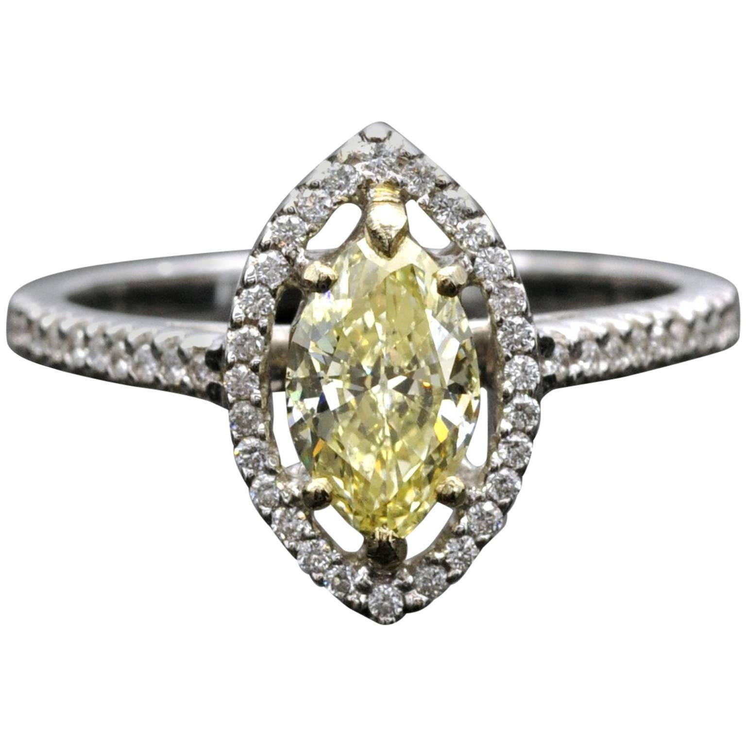 Bague de fiançailles marquise jaune fantaisie en or 18 carats avec halo de diamants