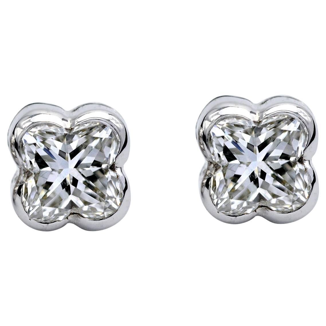 Amazing Lily Cut Diamond  bezel set in hand made 18 karat white gold ear Studs. outstanding yet timeless...
The make is excellent with high attention to details. Come with the renown  Alpa℗ closing system... the most  secure one !
Diamond Total