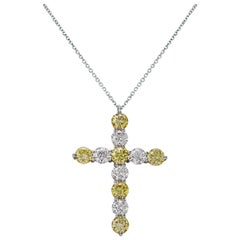 Collier pendentif en forme de croix alternant diamants jaunes et blancs de 4,32 carats au total