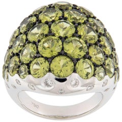 Grande bague dôme en or blanc 18 carats avec péridots et diamants