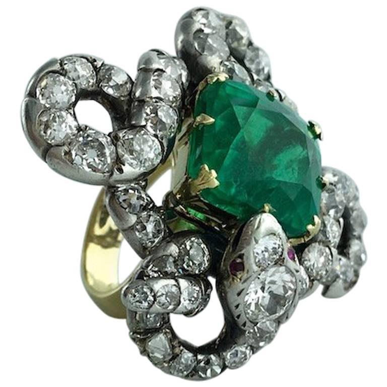 Amazing and Unique Piece.
15.43 carat Colombian Emerald Cushion shape moderate Oil mounted on an Antique Italian Snake Diamond Silver and Yellow Gold Ring.
Italian work.
Late 19th Century.