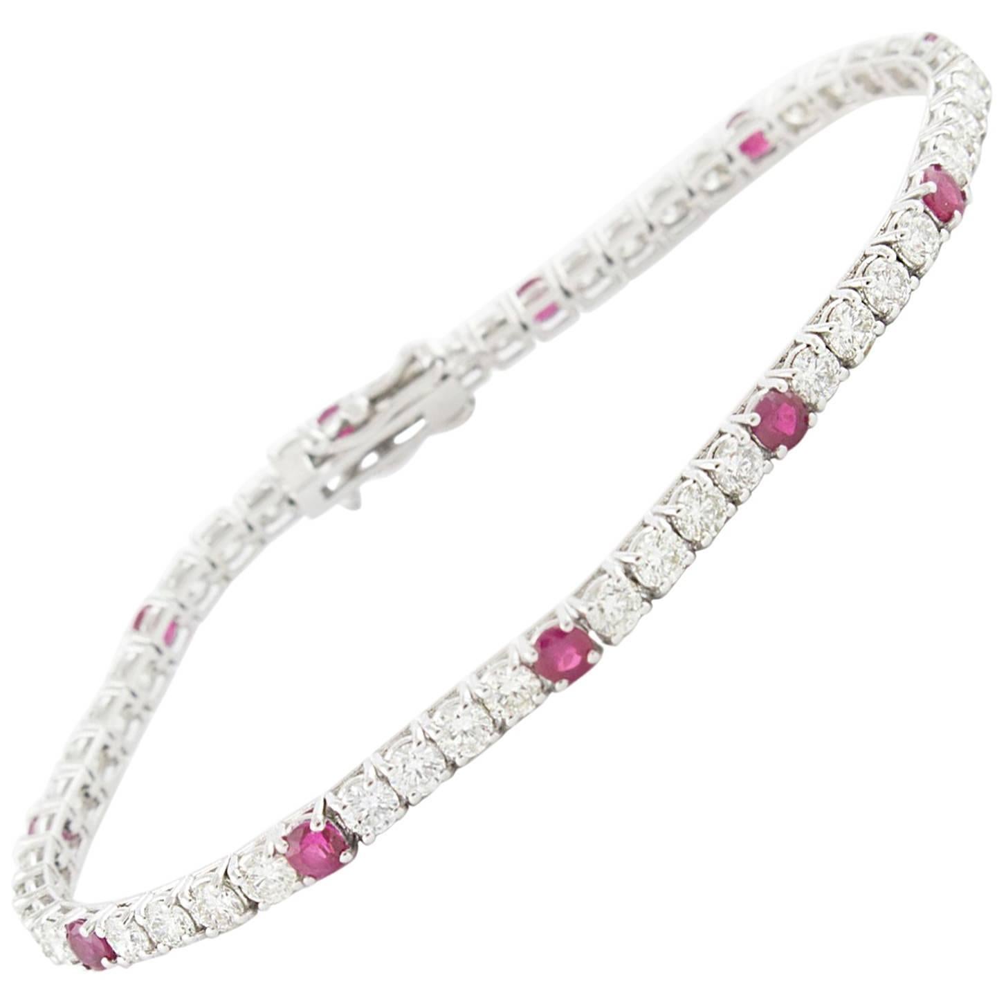 Bracelet tennis en or blanc avec diamants 5,08 carats et rubis