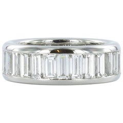 Gübelin Bague d'éternité en platine avec diamant baguette et diamants