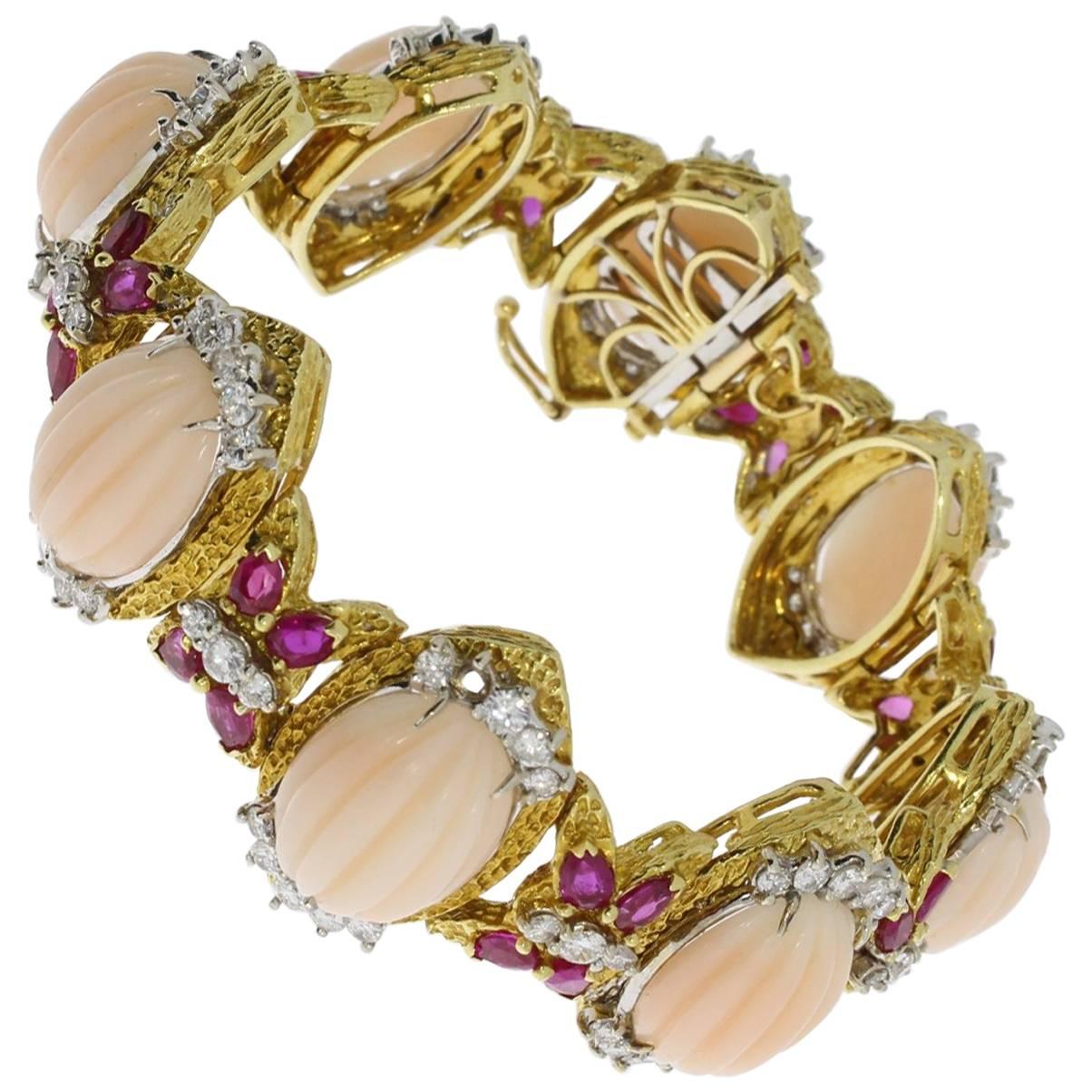 Bracelet en or avec corail, rubis et diamants