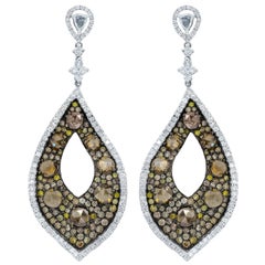 Boucles d'oreilles en or blanc 18 carats et diamants de couleur