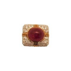 Ring aus 18 Karat Gelbgold und Platin mit Cabochon-Rubin und Diamant