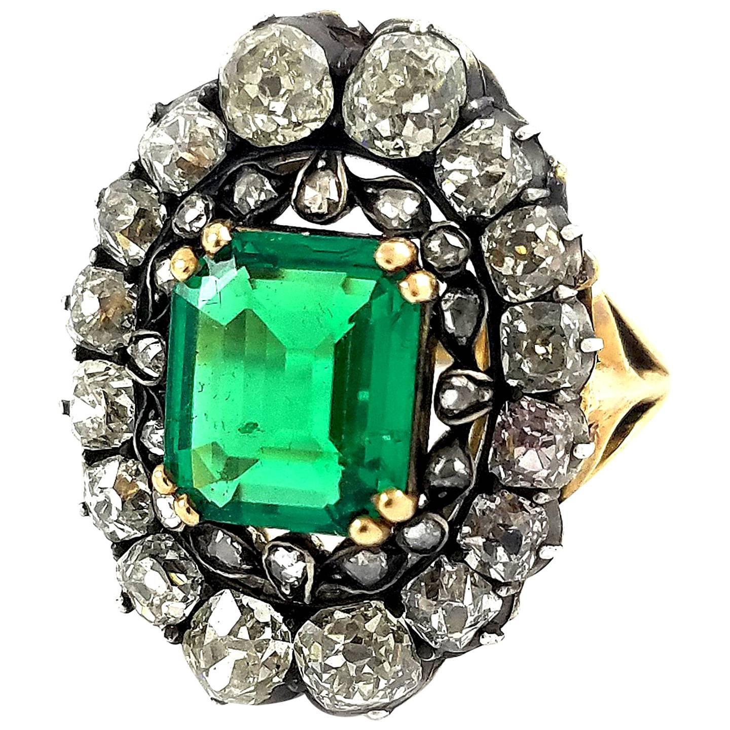 18k Antique Victorian Ring with 2.10 carat Colombian Green Emerald and Diamonds For Sale