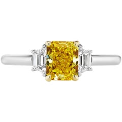 Bague de fiançailles en diamant de taille radiant jaune vif de 1,18 carat certifiée par le GIA 