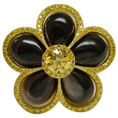 SCARSELLI Anillo Flor de Oro de 18 Kilates con Diamantes Amarillos Vivos Fantasía Madreperla