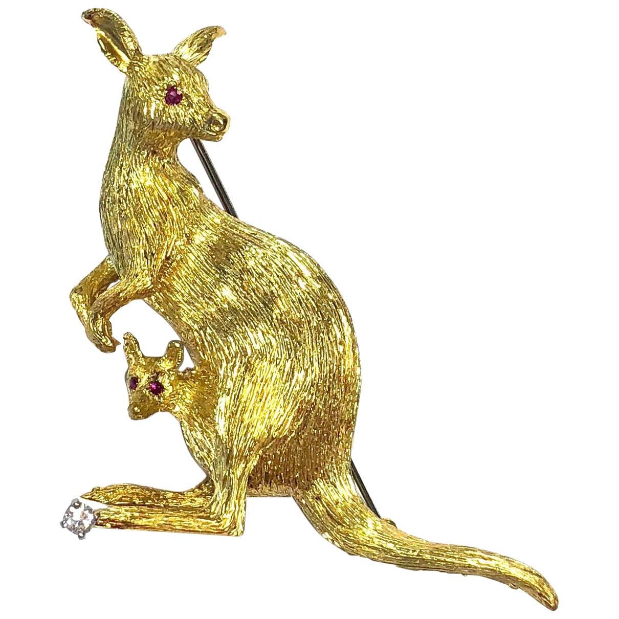 Vintage  Yellow Gold Kangaroo & Baby Pin